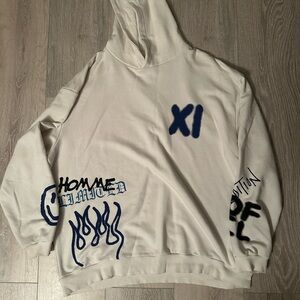 Boohoo White Crewneck Sweater with Blue Graphics